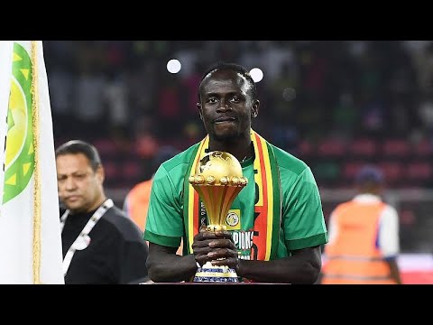 Sadio Mane avec le Trophée